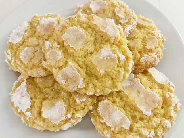 Get festive by making these eggnog crinkle cookies! They're super easy because they use a secret ingredient: boxed cake mix.